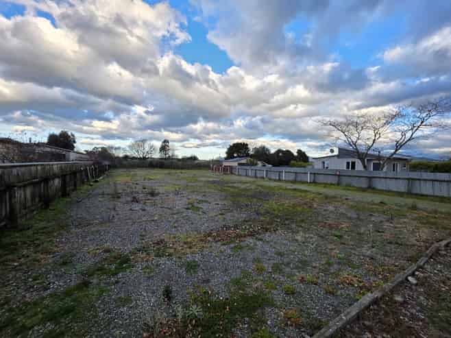 Secure central Carterton industrial yard