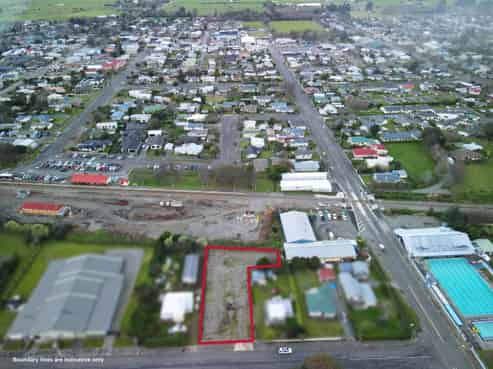 Secure central Carterton industrial yard