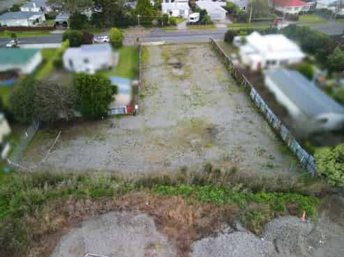 Secure central Carterton industrial yard