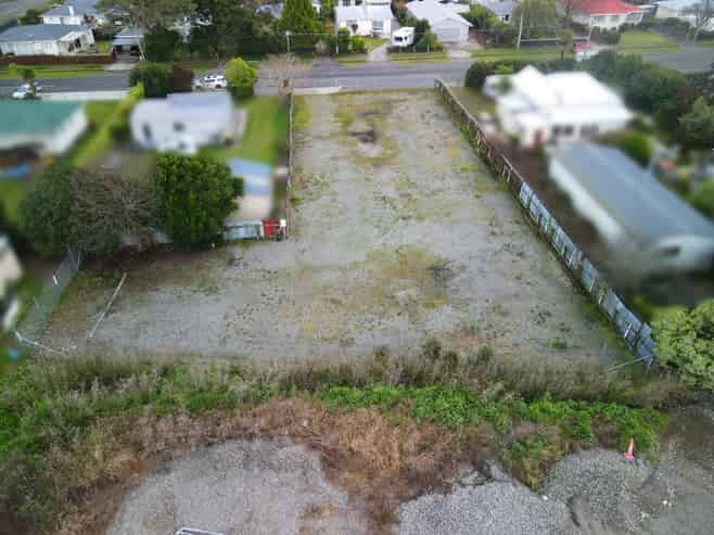 Secure central Carterton industrial yard