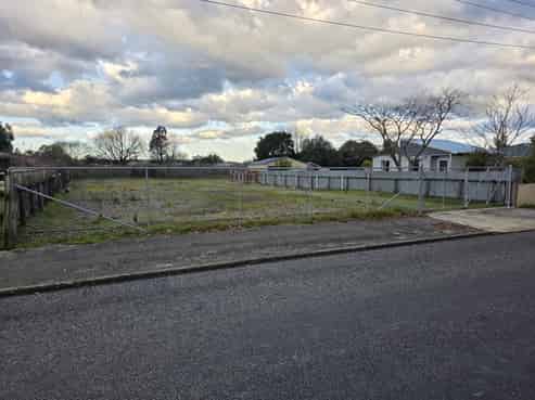 Secure central Carterton industrial yard
