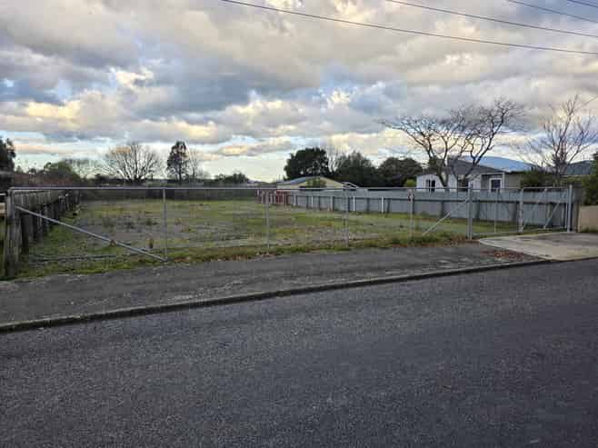 Secure central Carterton industrial yard