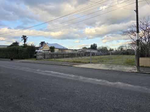 Secure central Carterton industrial yard