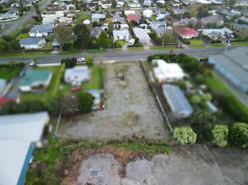 Secure central Carterton industrial yard