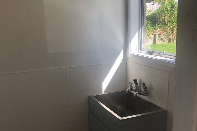 3 Bdrm, 1 bthrm, pets negotiable. Standalone home. - Fler