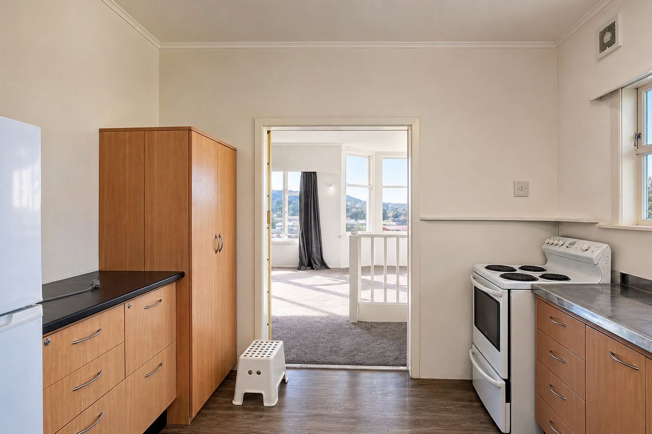 Elevated character flat with sunny outlook - Widok 6