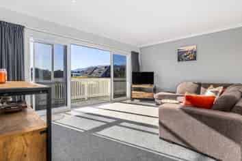 8 Hughes Street, WAIKANAE BEACH