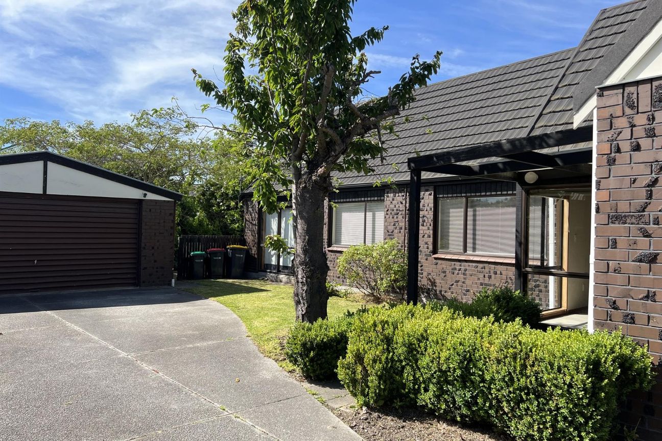 ILAM - LARGE 4 BEDROOMS, 3 BATHROOMS, 2 LIVING AREAS, LOG BURNER + HEATPUMP - Vista 2