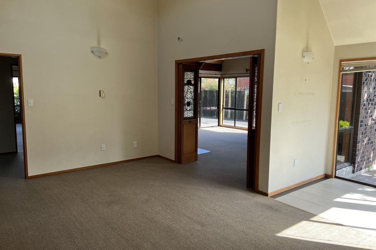 ILAM - LARGE 4 BEDROOMS, 3 BATHROOMS, 2 LIVING AREAS, LOG BURNER + HEATPUMP - Vista 6