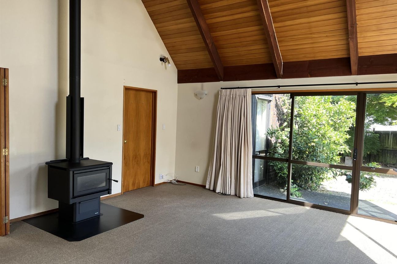 ILAM - LARGE 4 BEDROOMS, 3 BATHROOMS, 2 LIVING AREAS, LOG BURNER + HEATPUMP - Vista 5