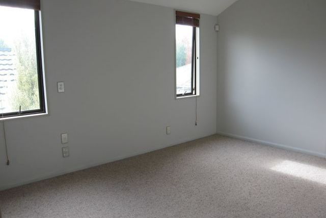 RICCARTON- 4 BEDROOM + STUDY, 2 BATHROOM, 2 HEAT PUMPS, GARAGE - Aanzicht 6