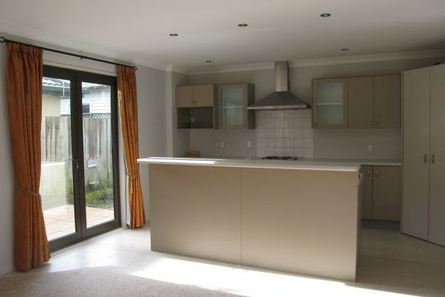 RICCARTON- 4 BEDROOM + STUDY, 2 BATHROOM, 2 HEAT PUMPS, GARAGE - Aanzicht 3
