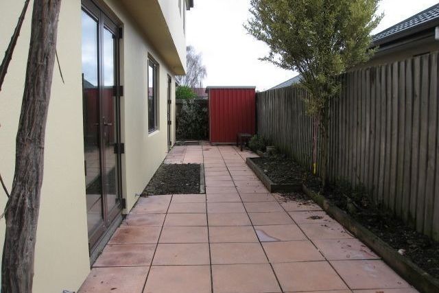 RICCARTON- 4 BEDROOM + STUDY, 2 BATHROOM, 2 HEAT PUMPS, GARAGE - Aanzicht 2