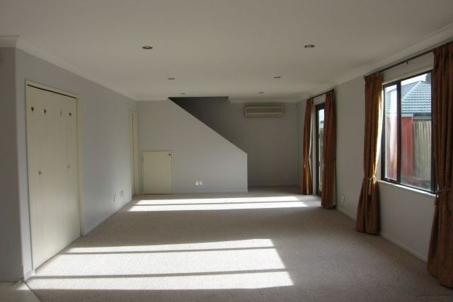 RICCARTON- 4 BEDROOM + STUDY, 2 BATHROOM, 2 HEAT PUMPS, GARAGE - Aanzicht 4