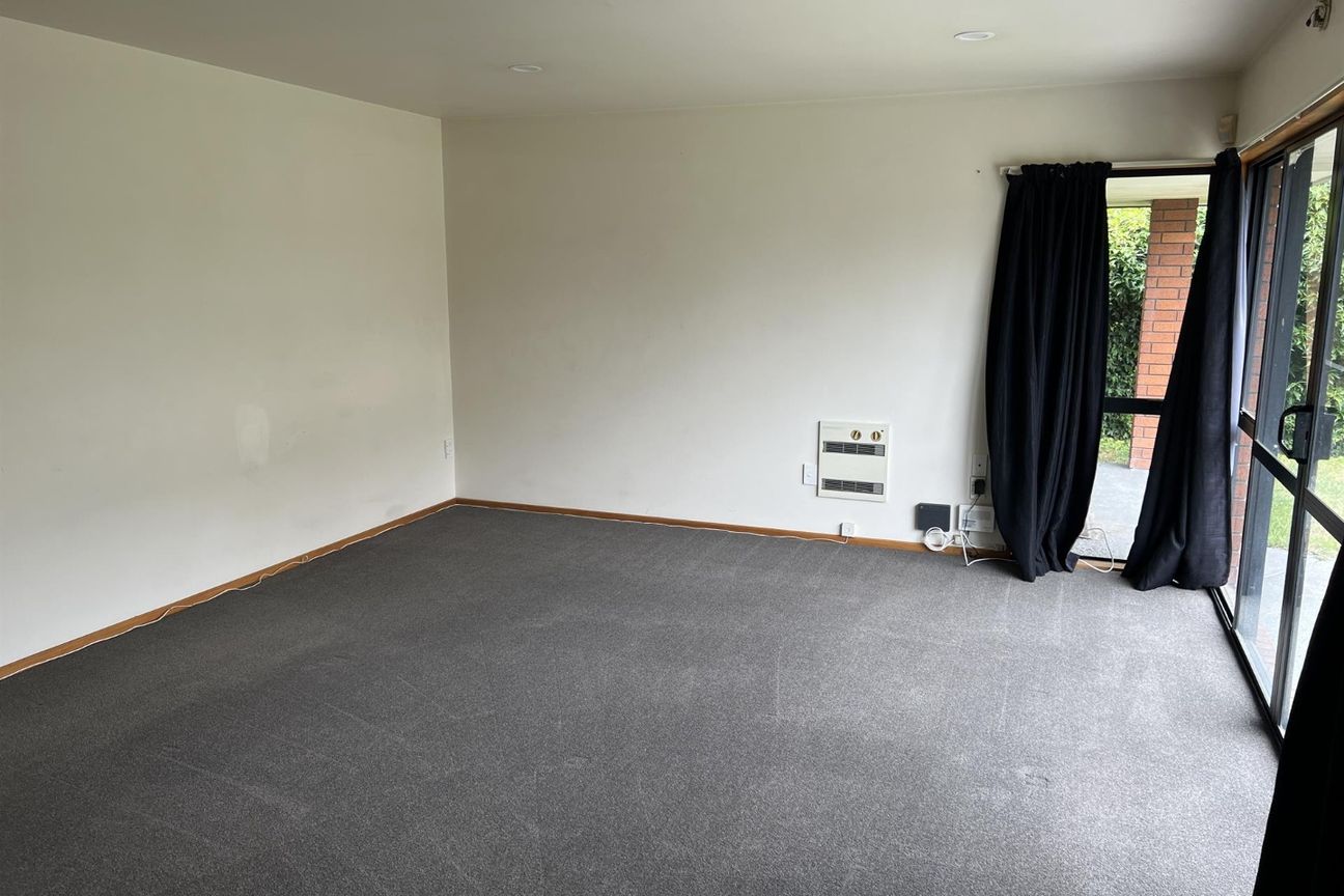 RICCARTON - 3 BED/1 BATH, 2 LIVING AREAS, DOUBLE GARAGE - Aanzicht 4