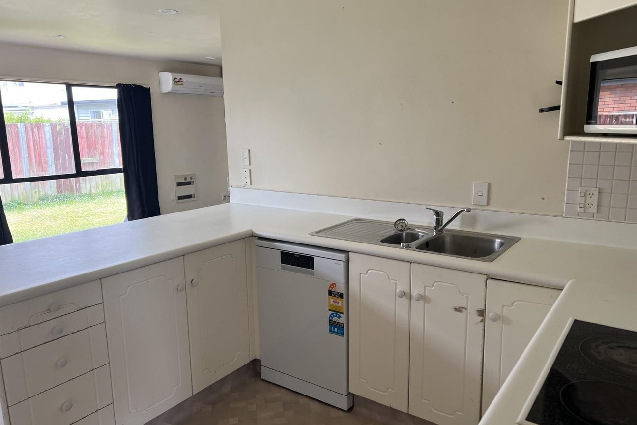 RICCARTON - 3 BED/1 BATH, 2 LIVING AREAS, DOUBLE GARAGE - Aanzicht 3