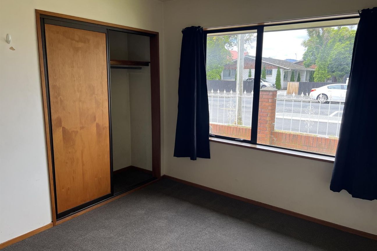 RICCARTON - 3 BED/1 BATH, 2 LIVING AREAS, DOUBLE GARAGE - Aanzicht 6