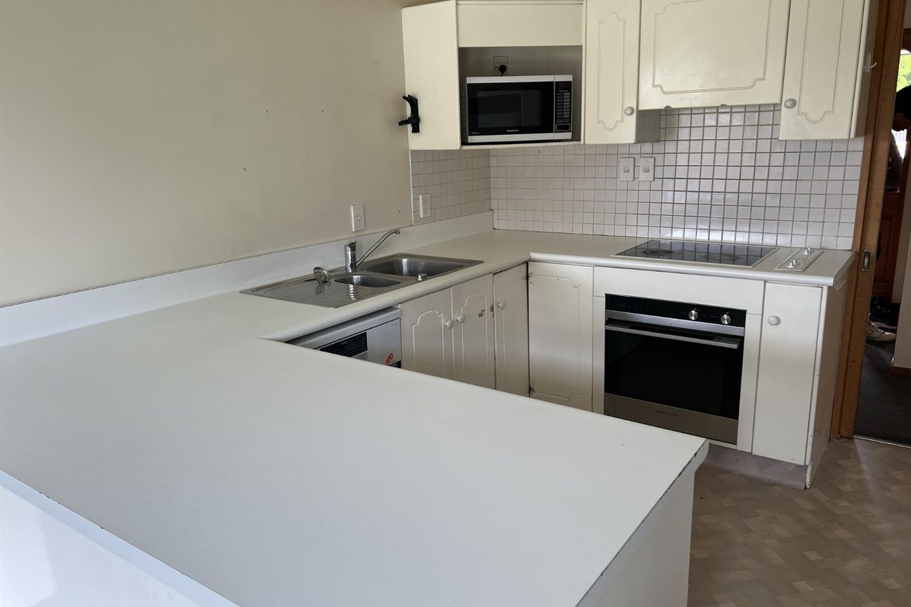RICCARTON - 3 BED/1 BATH, 2 LIVING AREAS, DOUBLE GARAGE - Aanzicht 2