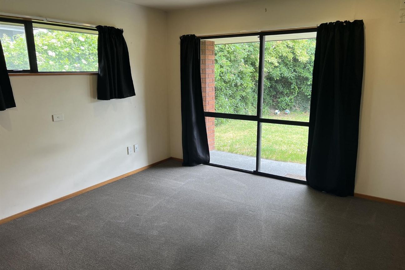 RICCARTON - 3 BED/1 BATH, 2 LIVING AREAS, DOUBLE GARAGE - Meer