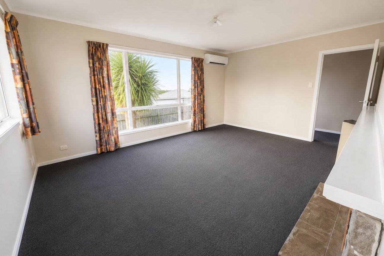Spacious 3-Bedroom Home with Huge Garage - Aanzicht 4