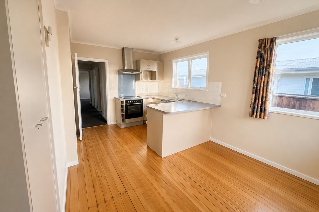 Spacious 3-Bedroom Home with Huge Garage - Aanzicht 3