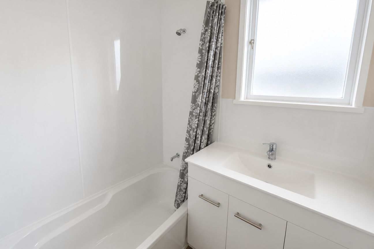 Spacious 3-Bedroom Home with Huge Garage - Aanzicht 5