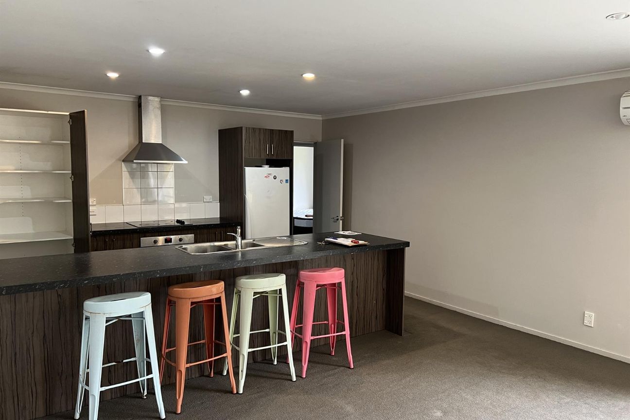 ILAM - MODERN 6 BEDROOM/6 BATHROOM PROPERTY, HUGE LIVING SPACE, DOUBLE GARAGE - Fler