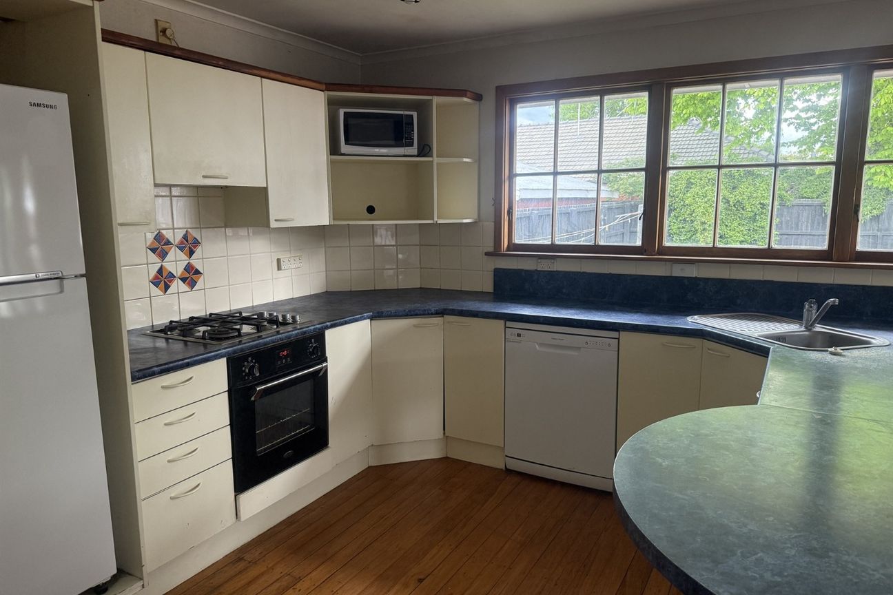 ILAM - 7 BEDROOM, 2 BATHROOM, HEAT PUMP, PLENTY OF PARKING! - Vista 4