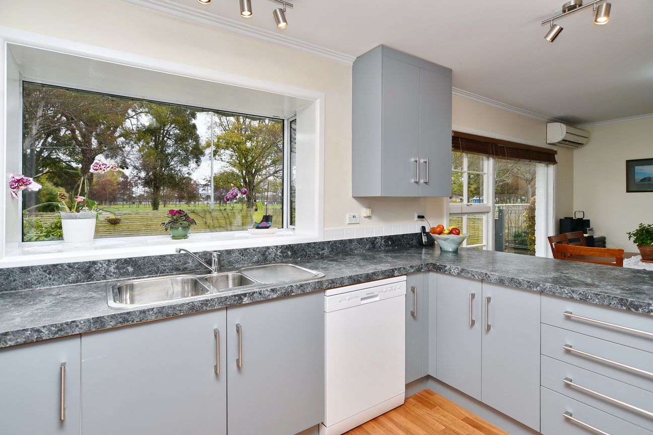 Family Living with Future Potential - Vista 4