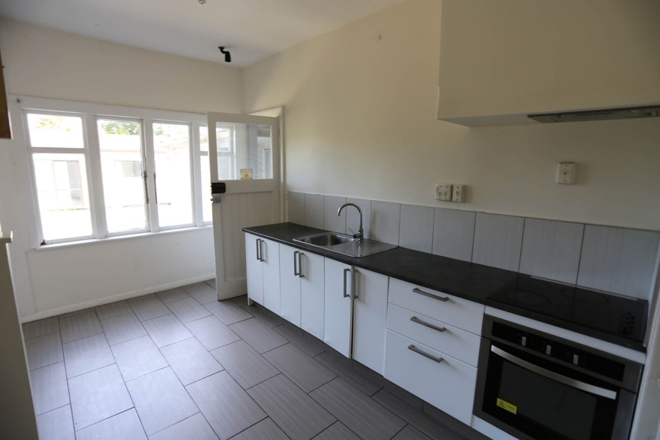 RICCARTON - 8 BEDROOM + STUDY, 3 BATHROOM, 2 LIVING, PLENTY OF PARKING! - Vista 5