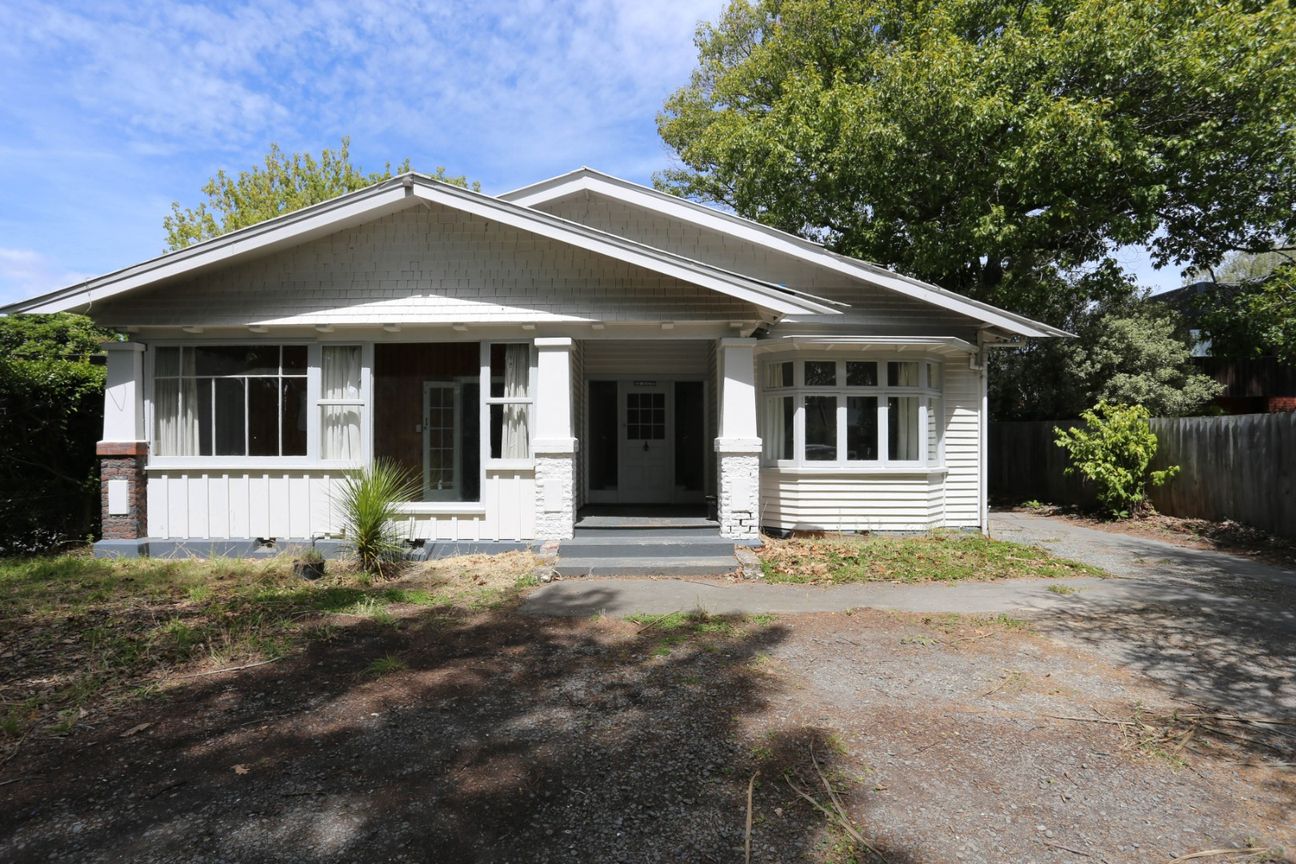 RICCARTON - 8 BEDROOM + STUDY, 3 BATHROOM, 2 LIVING, PLENTY OF PARKING! - Vista 2