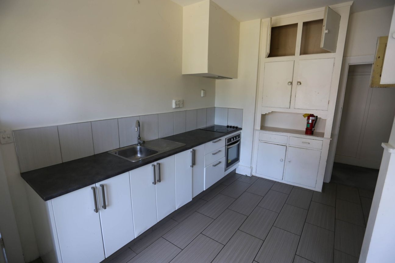 RICCARTON - 8 BEDROOM + STUDY, 3 BATHROOM, 2 LIVING, PLENTY OF PARKING! - Vista 4