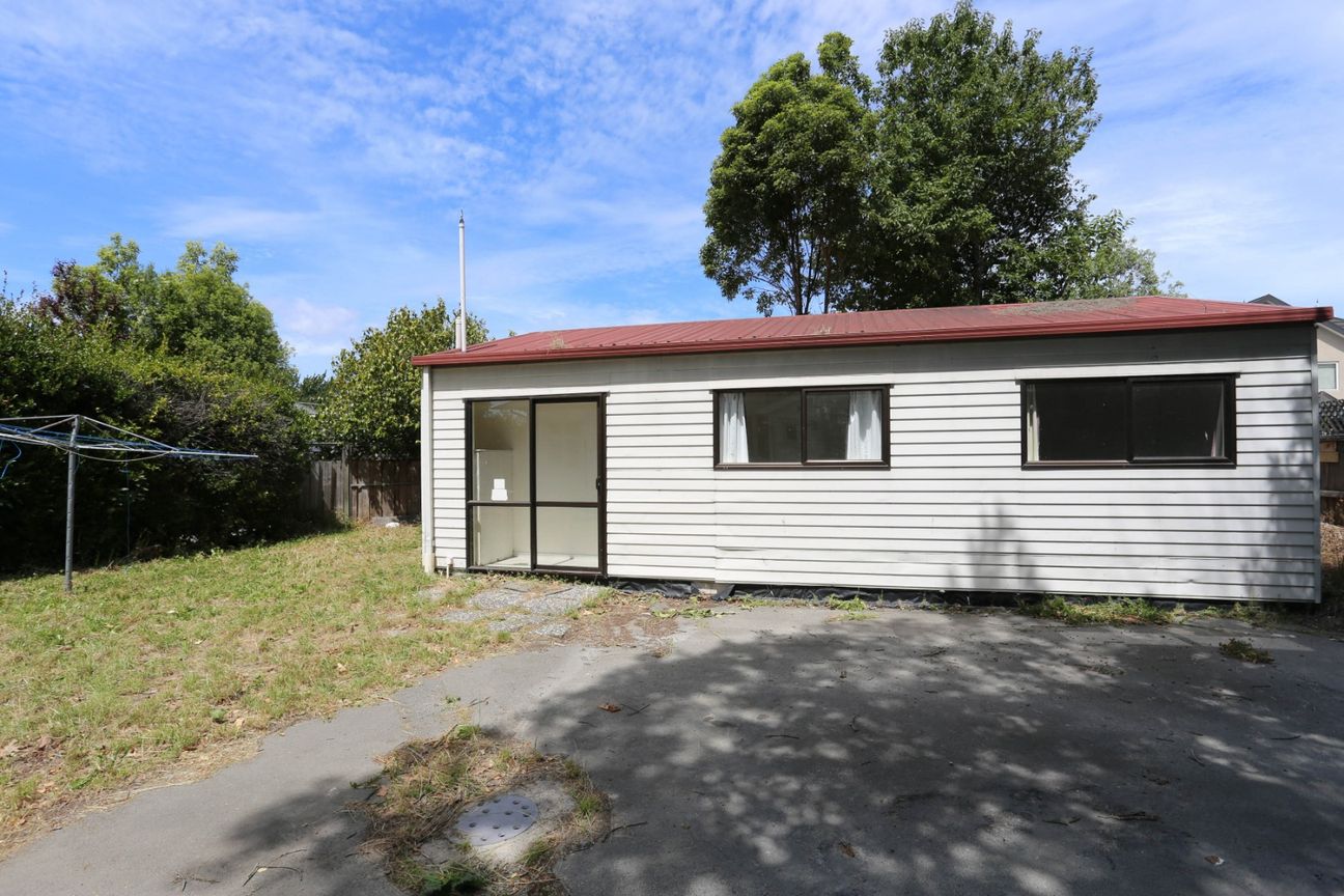 RICCARTON - 8 BEDROOM + STUDY, 3 BATHROOM, 2 LIVING, PLENTY OF PARKING! - Vista 3