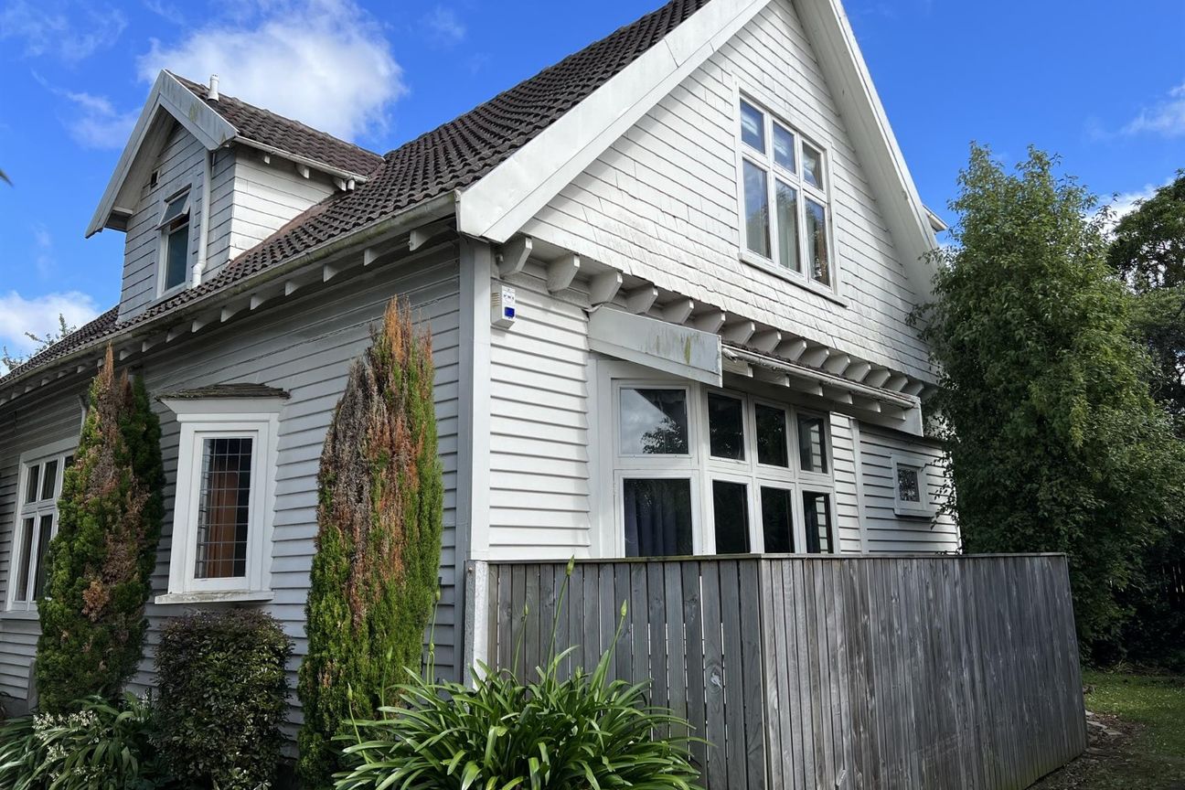 RICCARTON -STUNNING CHARACTER HOME, 6 BEDROOMS + STUDY , 2 BATHROOMS - Bild 2