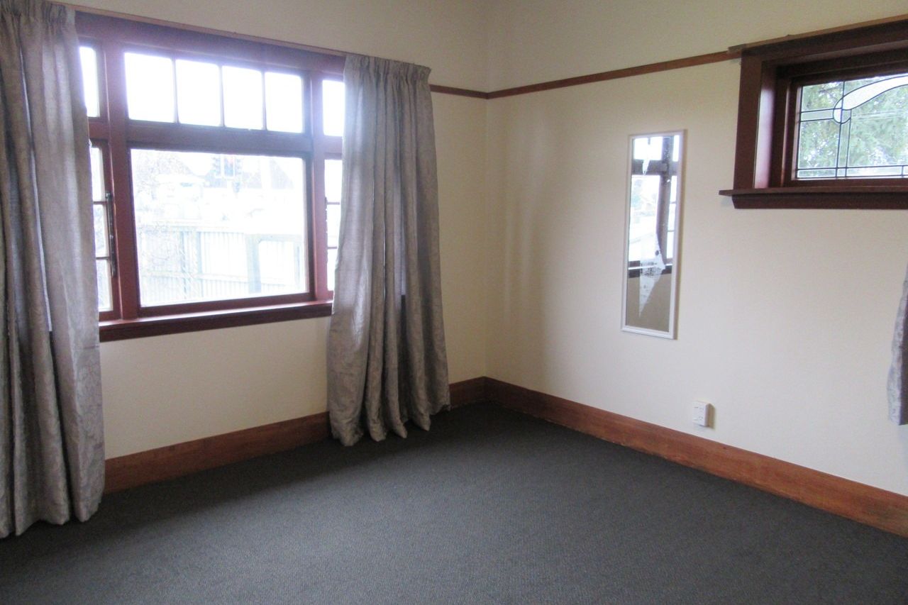 RICCARTON - 4 BEDROOMS, 1 BATHROOM, DOUBLE GARAGE - Fler