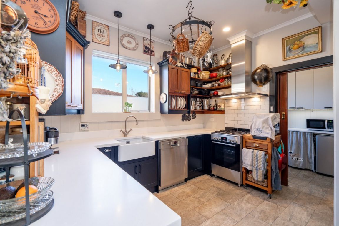 Classic Charm In Prime Windsor - Fler