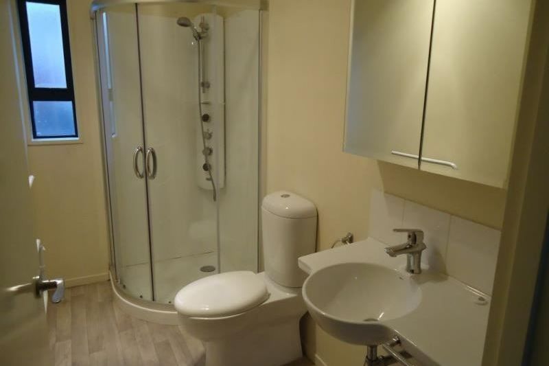 RICCARTON - MODERN 4 BEDROOM, 2 BATHROOM, 3 TOILETS, DOUBLE GLAZED - Fler