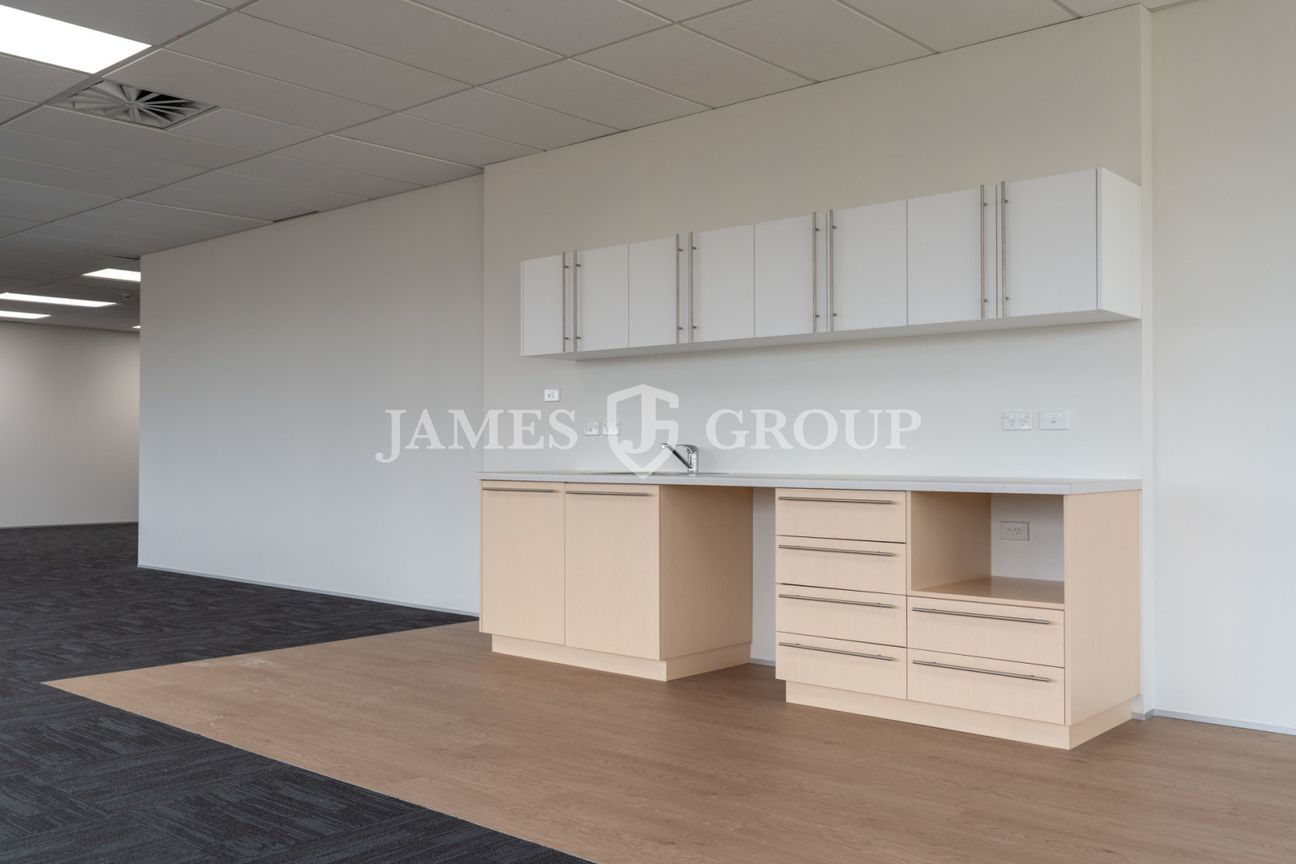 CITY FRINGE OFFICE WITH SIX CAR PARKS - Altro