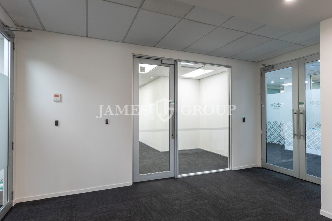 CITY FRINGE OFFICE WITH SIX CAR PARKS - Vista 6