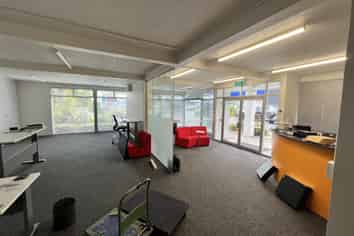Showroom or Office in central Petone 
