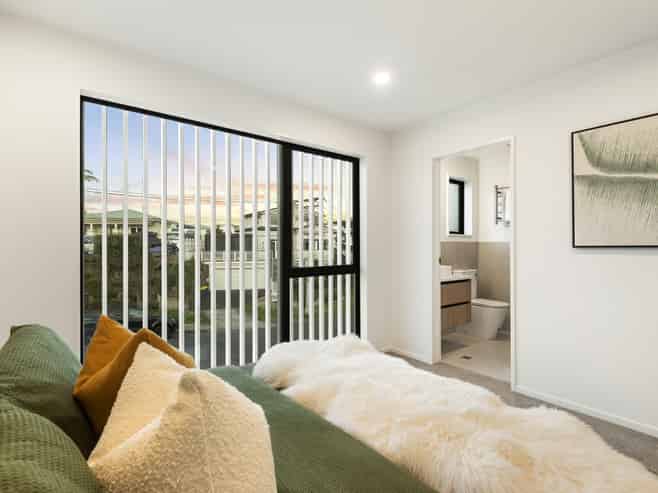 2/18 Handley Avenue, Devonport