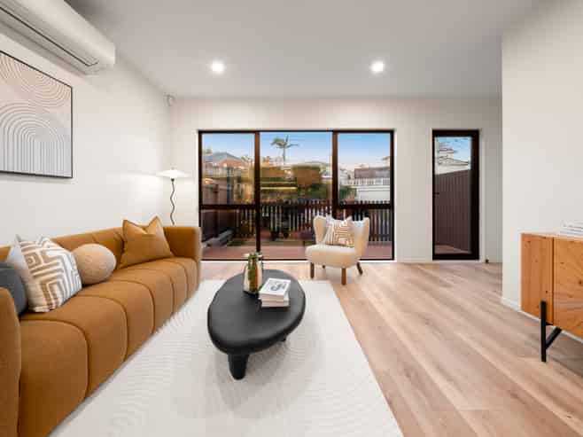 2/18 Handley Avenue, Devonport
