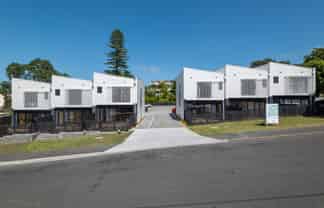 2/18 Handley Avenue, Devonport