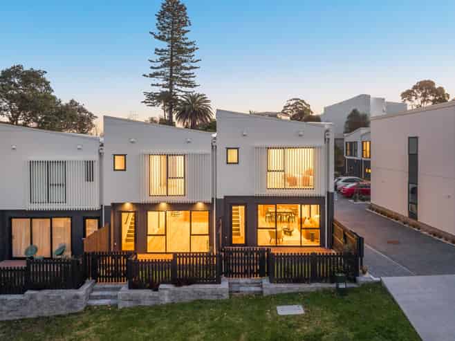 2/18 Handley Avenue, Devonport