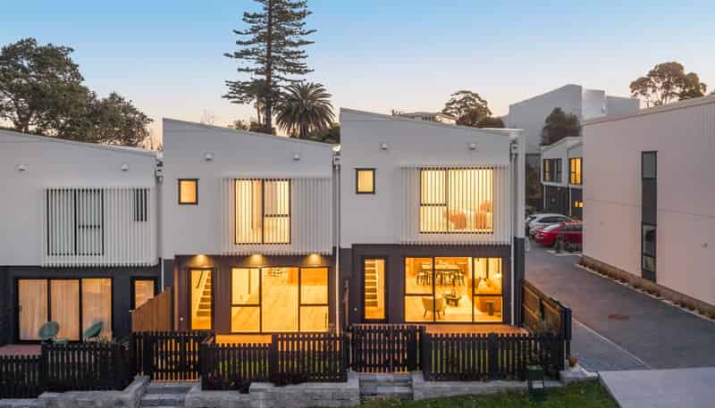 2/18 Handley Avenue, Devonport