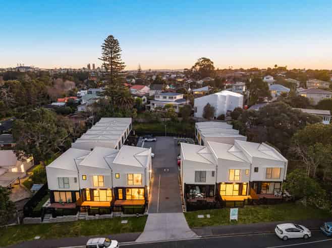 2/16 Handley Avenue, Devonport