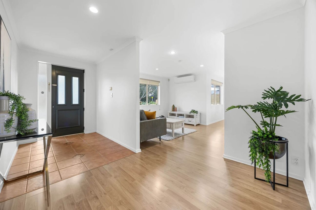 Beautiful 4 bedrooms family home closed to Bot... - Bild 2