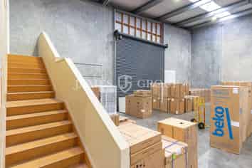 HIGH-QUALITY INDUSTRIAL UNIT IN TAKANINI