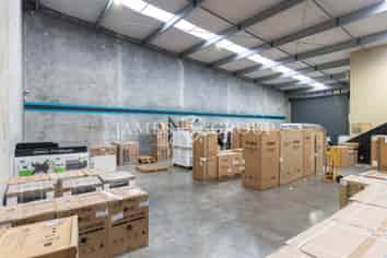 HIGH-QUALITY INDUSTRIAL UNIT IN TAKANINI