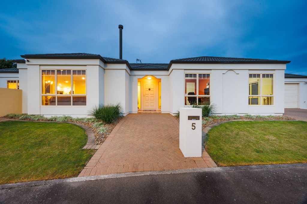 Central Single Level Family Home - walk to town 1